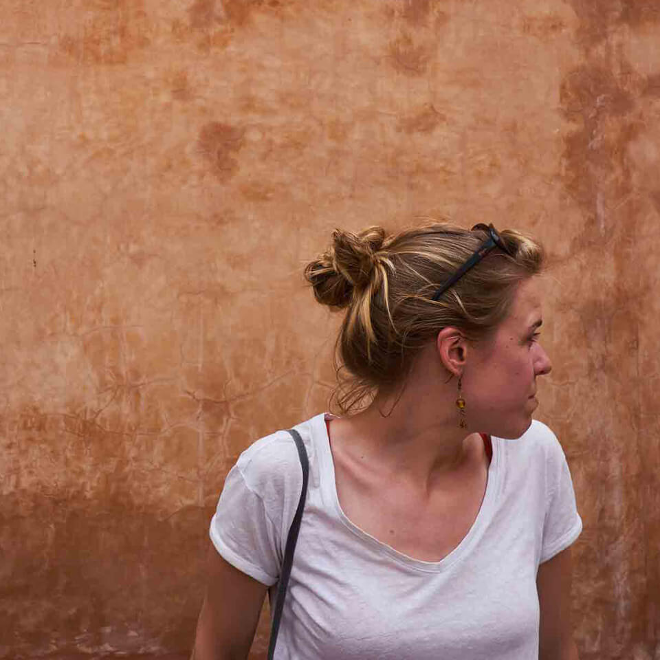 Photo Portrait of Inge Van Ginderachter in front of a Terracota Wall
